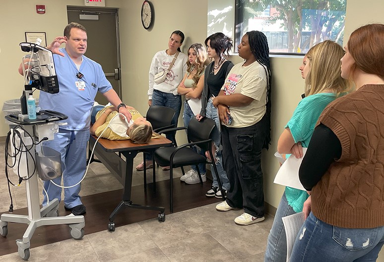 MASh students viewing an ultrasound